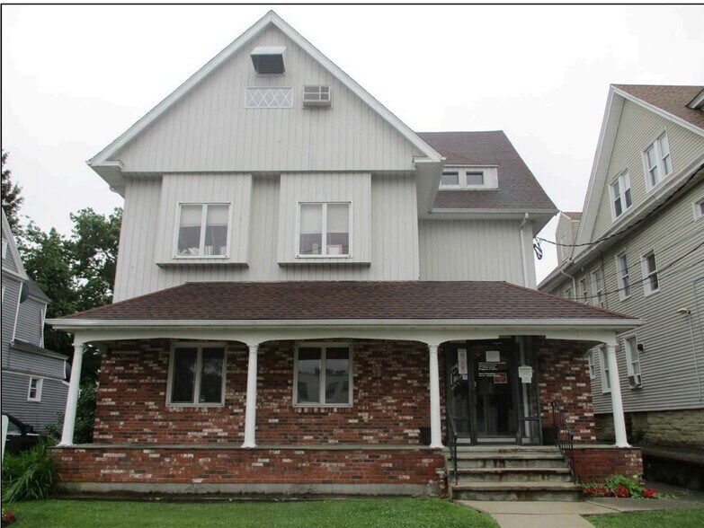 387 Clinton Ave, Bridgeport, CT à vendre - Photo principale - Image 1 de 19