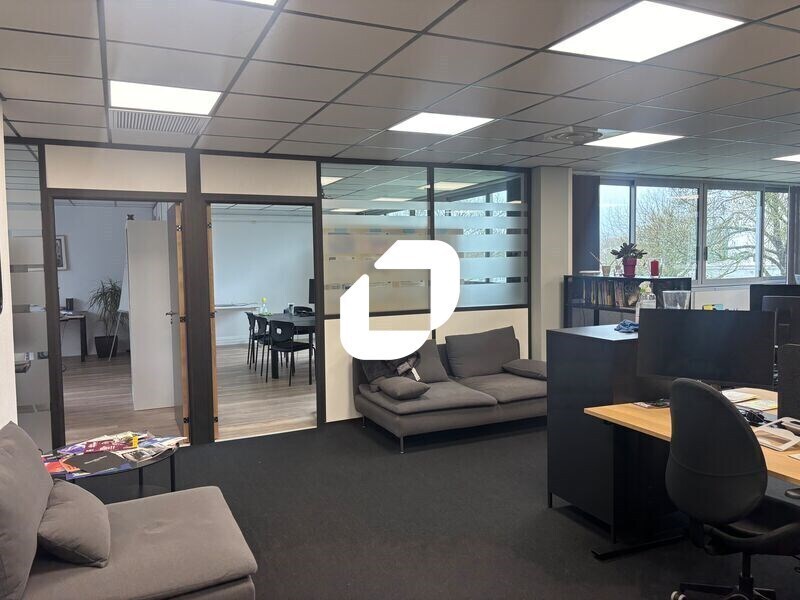 Office in Bordeaux for lease Interior Photo- Image 1 of 11
