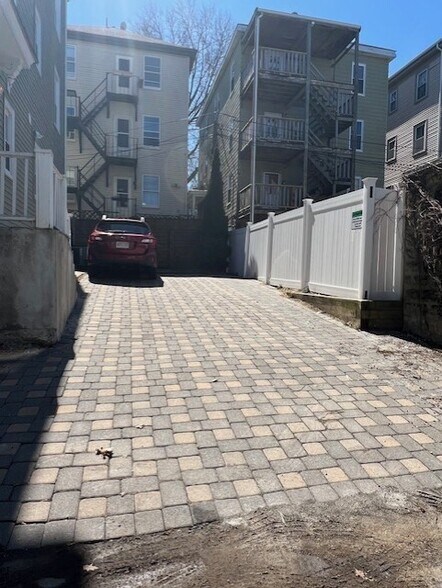 8 White Ave, Chestnut Hill, MA à vendre - Photo du bâtiment - Image 2 de 26
