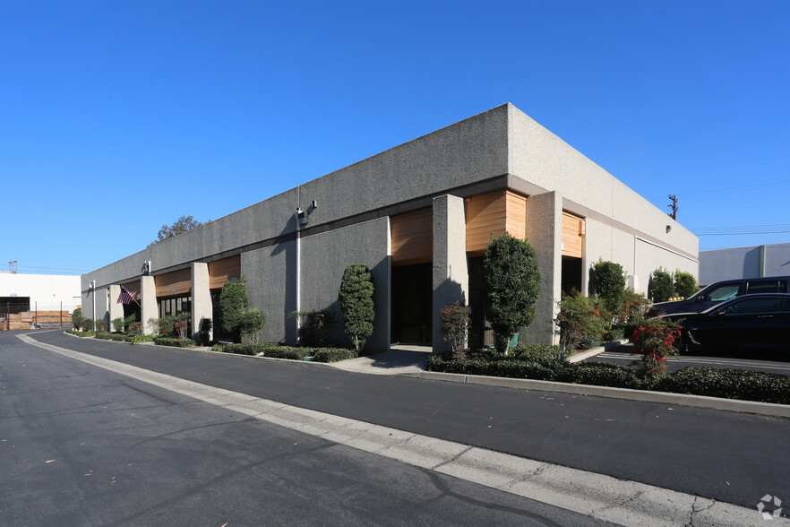 1803-1811 Carnegie Ave, Santa Ana, CA for lease - Building Photo - Image 2 of 7