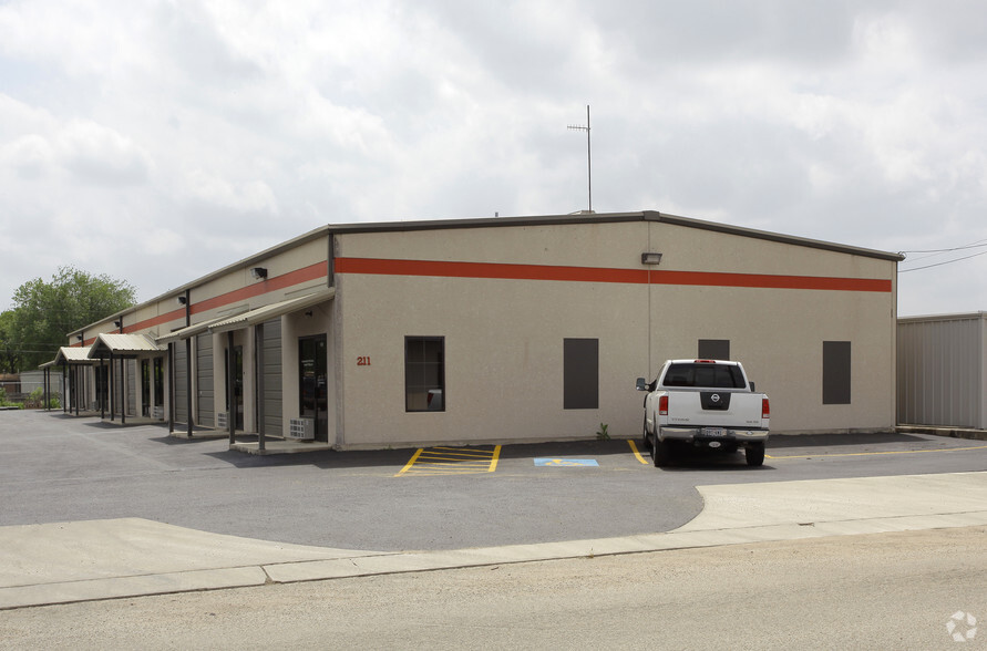 211 Trade Center Dr, New Braunfels, TX for lease - Building Photo - Image 1 of 6