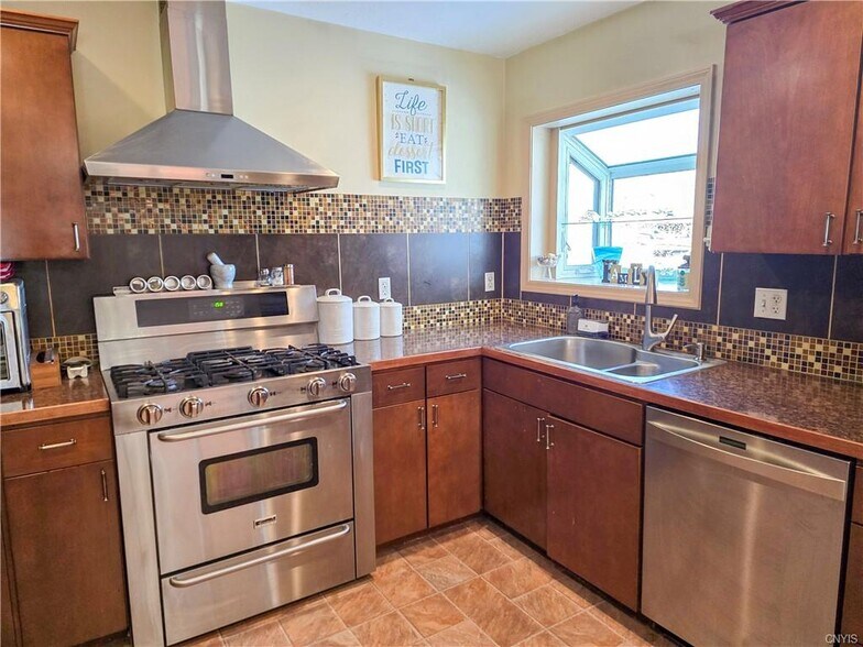 337 N Peterboro St, Canastota, NY à vendre - Photo du bâtiment - Image 2 de 36