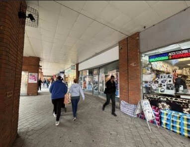 London Rd, Redhill for lease - Building Photo - Image 1 of 2