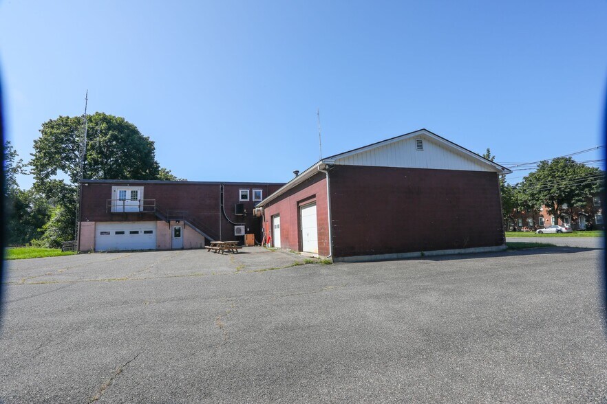 185 Columbia St, Adams, MA à louer - Photo du bâtiment - Image 1 de 10