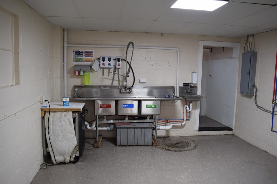 719 N 6th St, Kansas City, KS for lease - Building Photo - Image 3 of 8