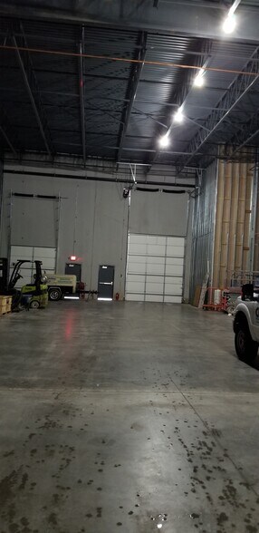 2884-2900 NE Independence Ave, Lee's Summit, MO for lease - Building Photo - Image 3 of 6