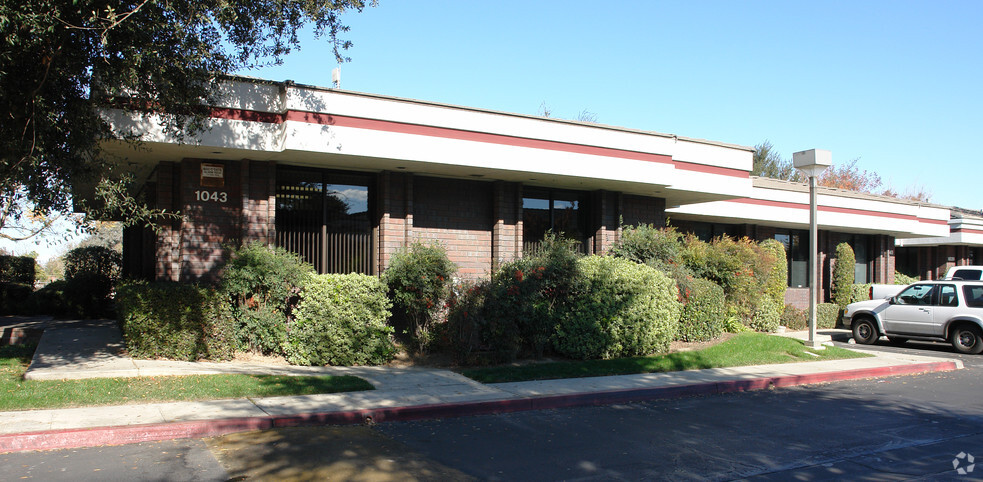 1041 N Demaree St, Visalia, CA for lease - Building Photo - Image 2 of 11