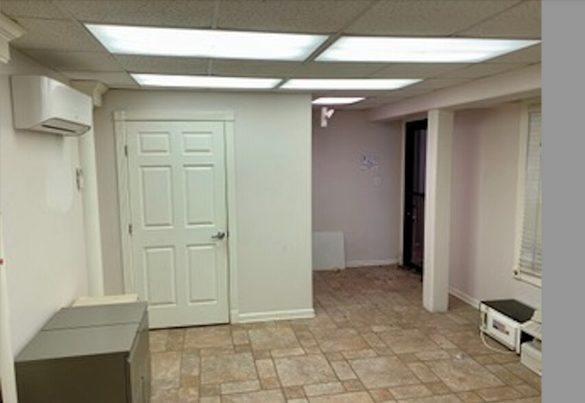 220 W Davis St, Conroe, TX for lease - Building Photo - Image 3 of 4