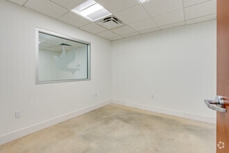 6900 SW 80th St, Miami, FL à vendre Photo intérieure- Image 2 de 5