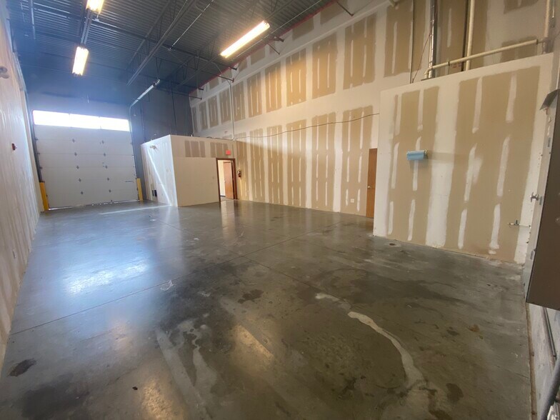658 Griffith Rd, Charlotte, NC à louer - Photo du bâtiment - Image 2 de 14