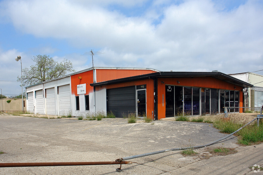 2423 Broadway St, San Antonio, TX for lease - Building Photo - Image 2 of 5