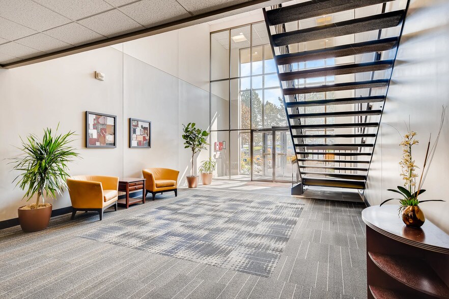 56 Inverness Dr E, Englewood, CO à louer - Photo intérieure - Image 3 de 17