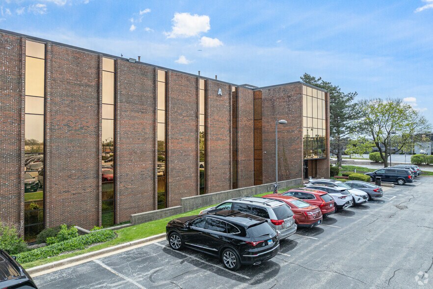 800 Roosevelt Rd, Glen Ellyn, IL à louer - Photo du bâtiment - Image 3 de 5