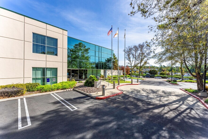 17066 Goldentop Rd, San Diego, CA à vendre - Photo du bâtiment - Image 2 de 5