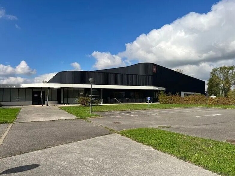 8 Rue Du Maréchal De Lattre De Tassigny, Élancourt à louer - Photo du bâtiment - Image 3 de 7