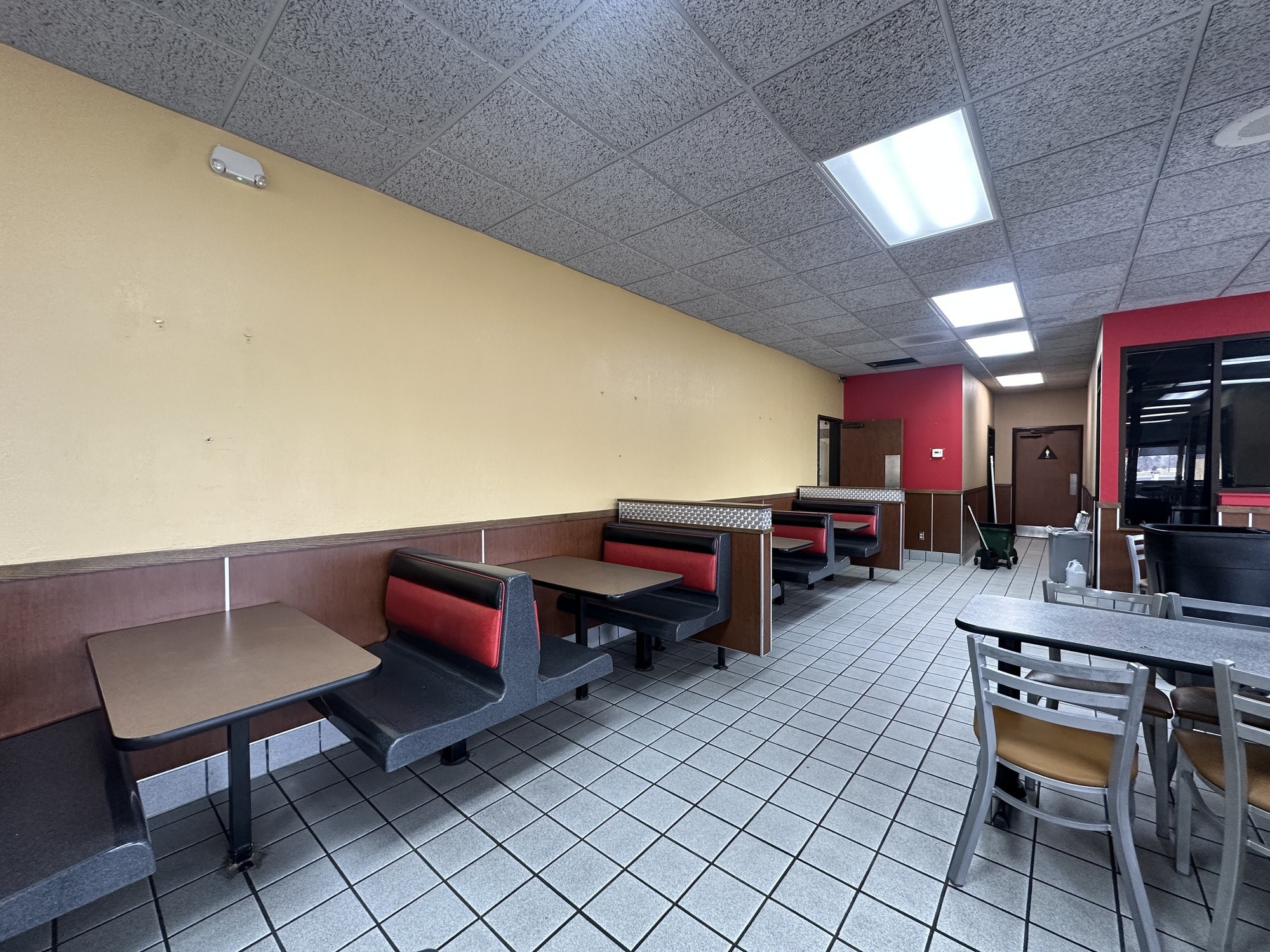1402 E College Dr, Marshall, MN for lease Interior Photo- Image 1 of 5