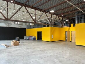 880-910 Broadway, Saugus, MA 01906, USA Broadway, Saugus, MA à louer Photo intérieure- Image 2 de 3