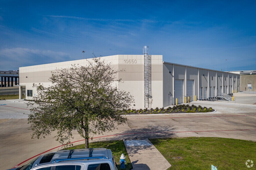 10650 W Little York Rd, Houston, TX à louer - Photo du bâtiment - Image 2 de 3