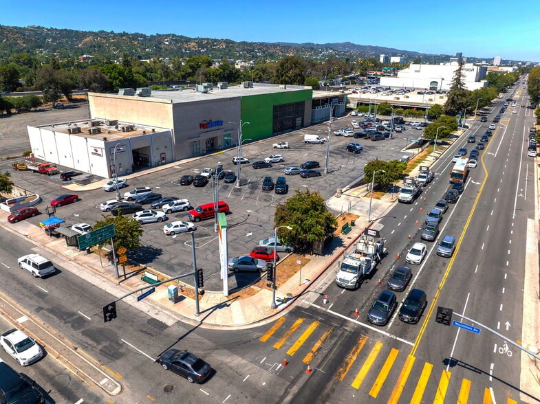 13700-13750 Riverside Dr, Sherman Oaks, CA for lease - Building Photo - Image 1 of 3