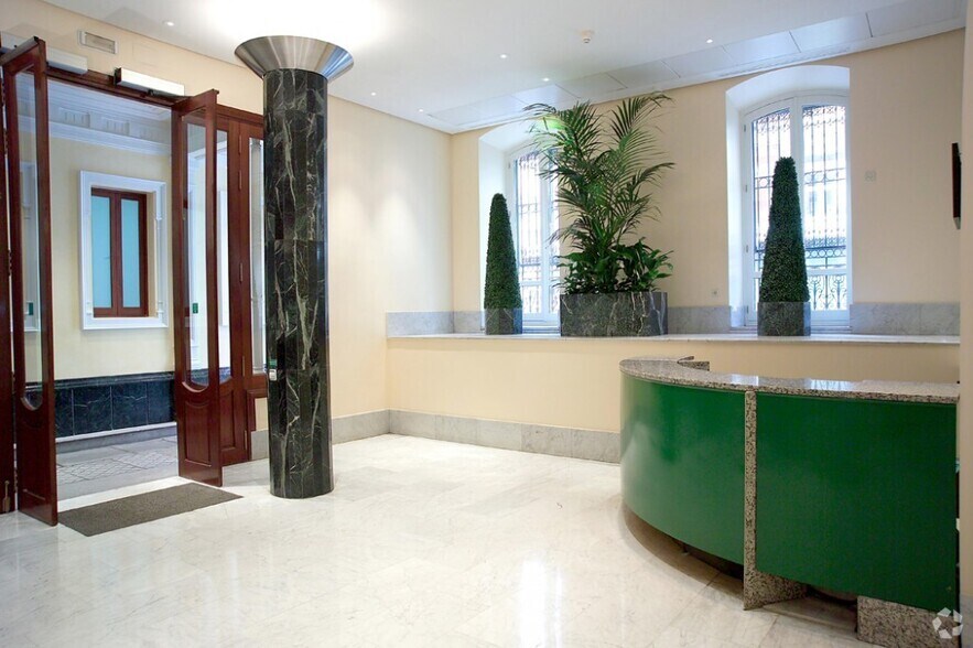 Calle de Prim, 19, Madrid, Madrid à louer - Photo du bâtiment - Image 2 de 7