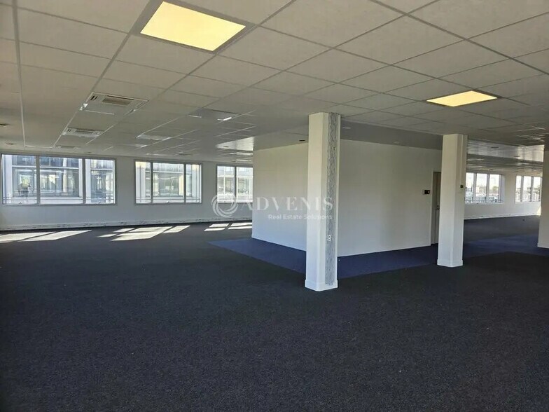 Office in Villepinte for lease - Interior Photo - Image 2 of 6