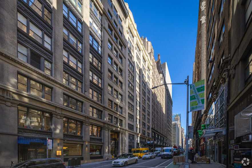 225 W 39th St, New York, NY for sale - Building Photo - Image 1 of 1