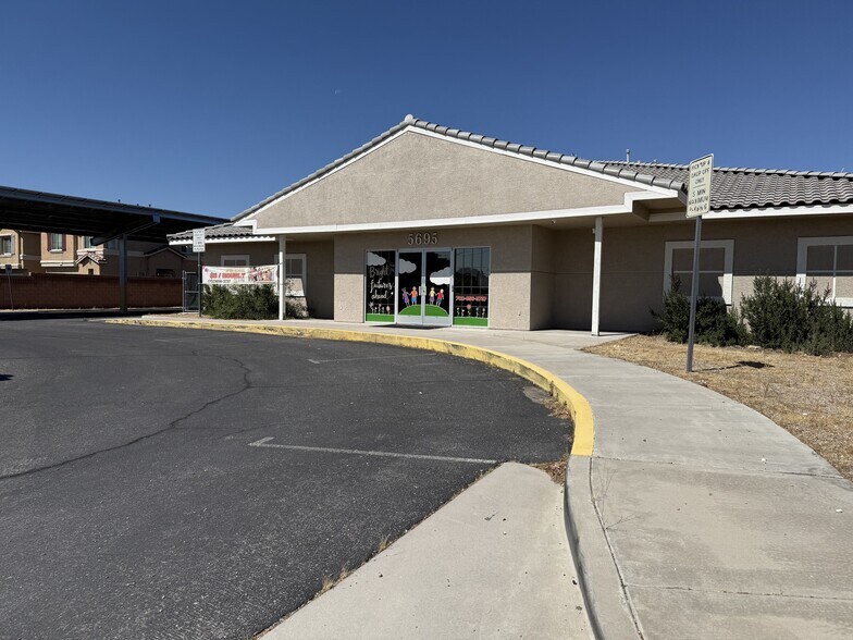 5695 N Rainbow Blvd, Las Vegas, NV à louer - Photo du bâtiment - Image 3 de 31