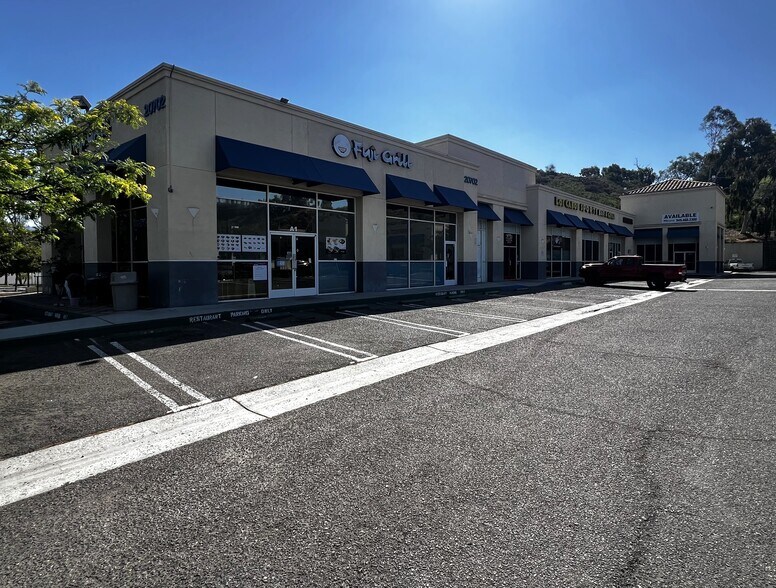 20702 Lake Forest Dr, Lake Forest, CA à louer - Photo du bâtiment - Image 3 de 11