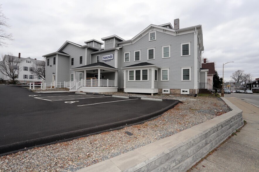 899 Pleasant St, New Bedford, MA à louer - Photo du bâtiment - Image 2 de 22