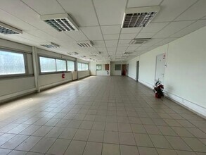 Industriel dans Torcy à louer Photo intérieure- Image 2 de 2