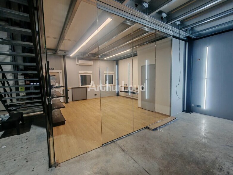 Flex in Reims for lease - Interior Photo - Image 2 of 7