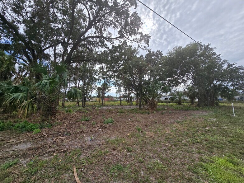 Massachusetts Ave, New Port Richey, FL à vendre - Photo du bâtiment - Image 3 de 7