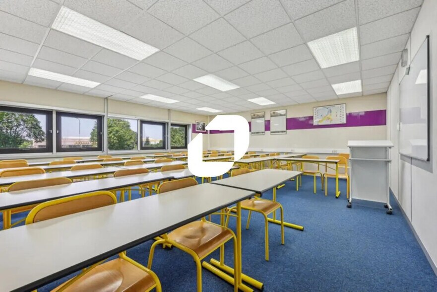 Office in Lognes for lease - Building Photo - Image 3 of 14