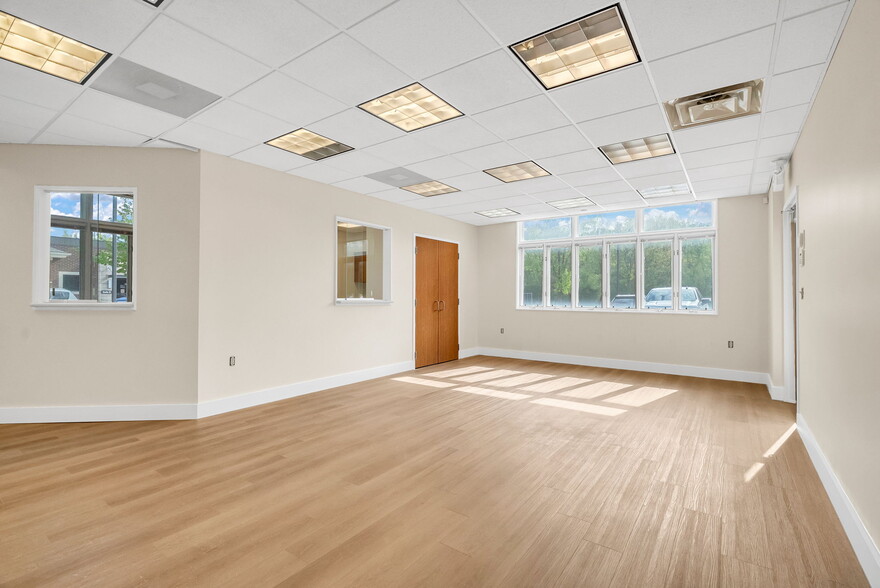 19725 Allen Rd, Brownstown Twp, MI for lease - Interior Photo - Image 2 of 14
