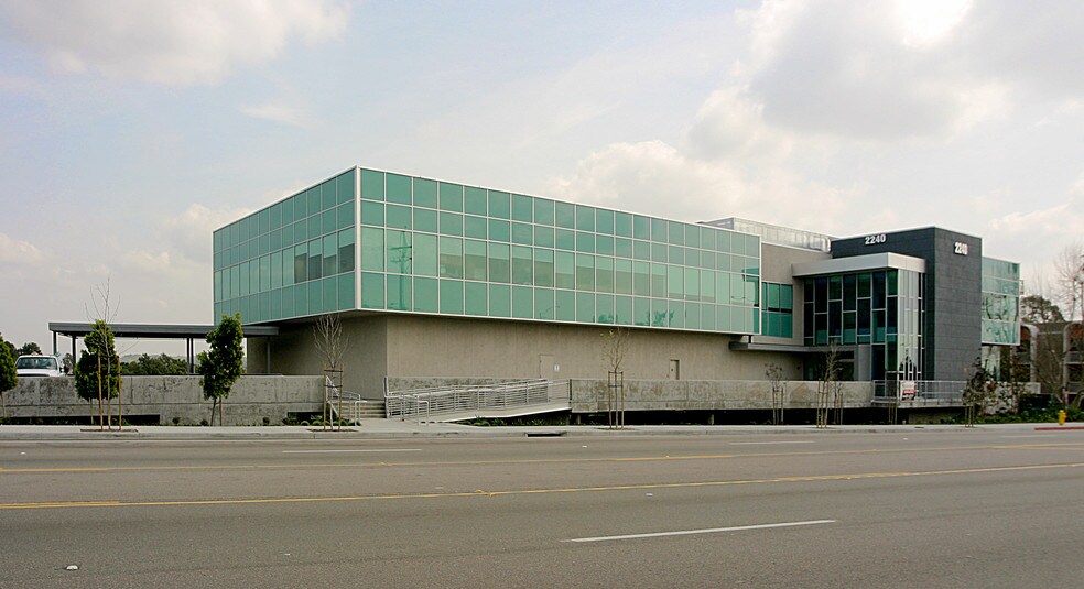2240 N Harbor Blvd, Fullerton, CA à louer - Photo du bâtiment - Image 3 de 53