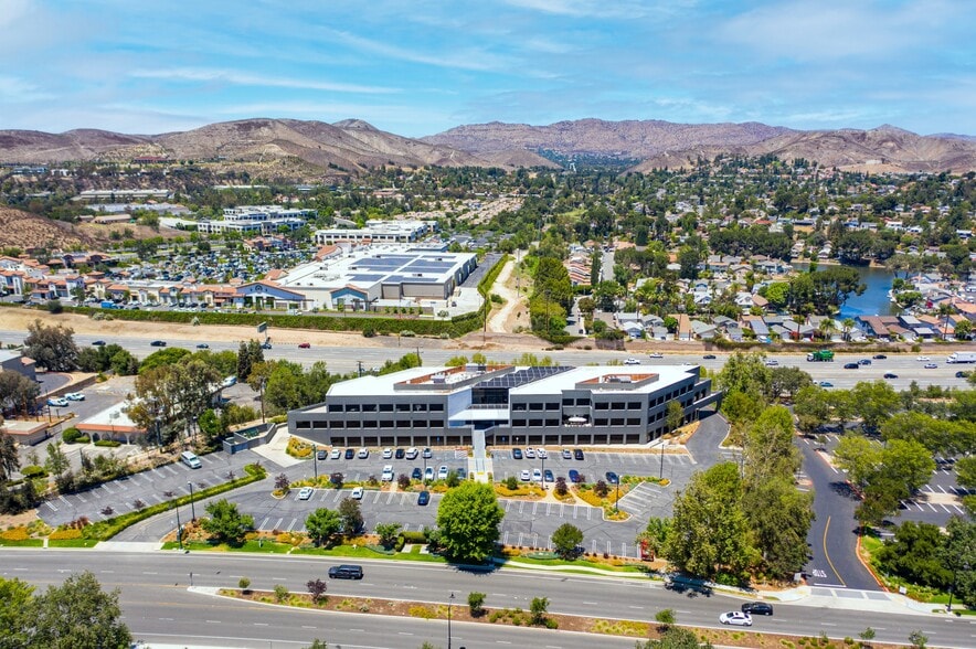 30851 Agoura Rd, Agoura Hills, CA à vendre - Photo du bâtiment - Image 1 de 12
