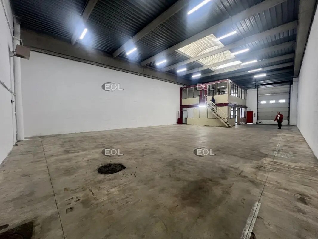 Industrial in Bondy for lease Interior Photo- Image 1 of 20