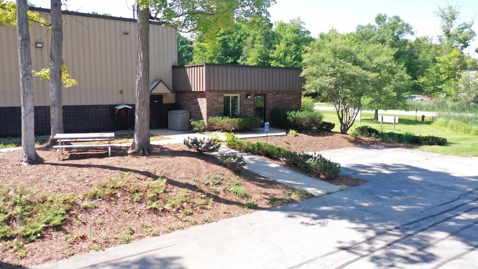 343 Hughes Dr, Traverse City, MI for lease - Building Photo - Image 3 of 11