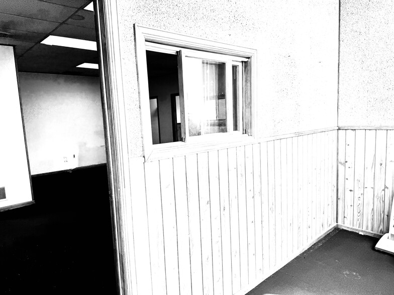 1847 Newbridge Rd, North Bellmore, NY à louer - Photo du bâtiment - Image 3 de 6