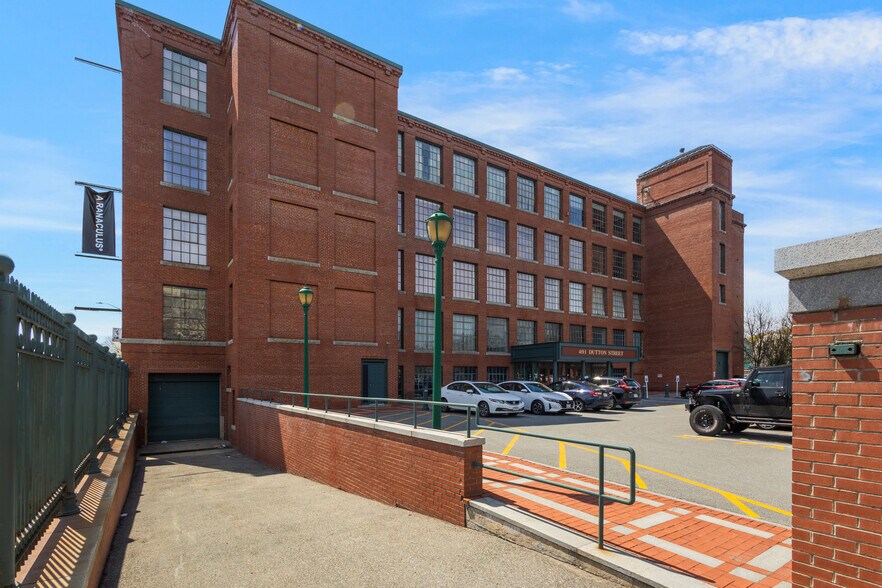 491 Dutton St, Lowell, MA à louer - Photo du bâtiment - Image 2 de 12