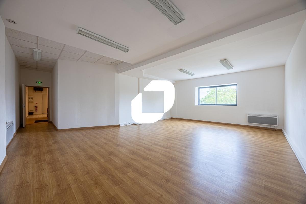 Office in Ferrières-en-Brie for lease Interior Photo- Image 1 of 6