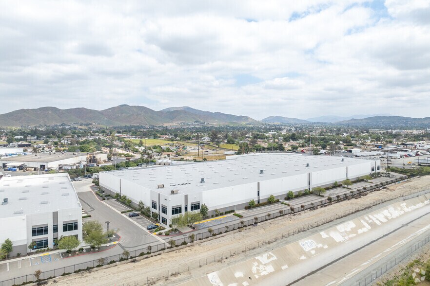 4420 Serrano Dr, Jurupa Valley, CA à louer - Aérien - Image 3 de 7
