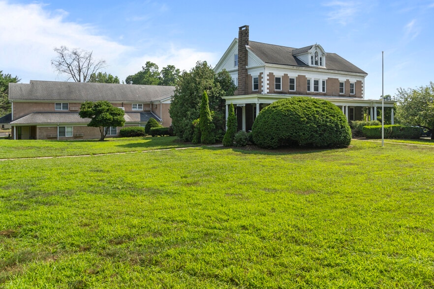745 Burnside Ave, East Hartford, CT à vendre - Photo du bâtiment - Image 2 de 36
