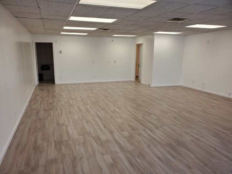 3409 SW 9th St, Des Moines, IA for sale - Interior Photo - Image 3 of 4