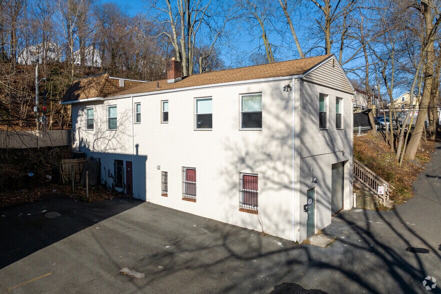 700 N Broadway, White Plains, NY à vendre - Photo du bâtiment - Image 3 de 4