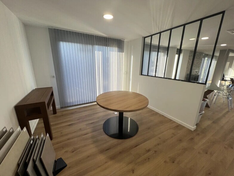 Office in Eysines for lease - Interior Photo - Image 3 of 5