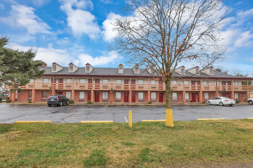 111 W McCauley Dr, Uhrichsville, OH for sale - Building Photo - Image 3 of 10