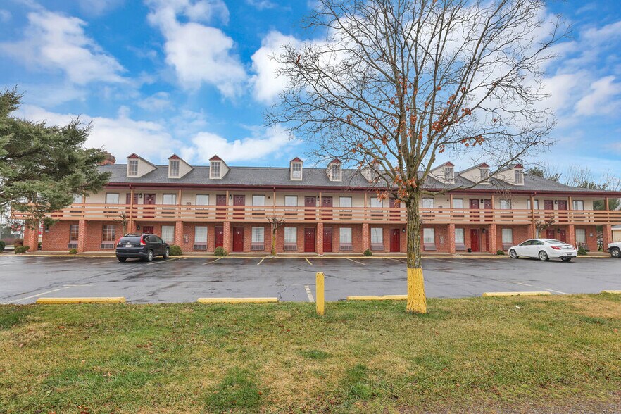 111 W McCauley Dr, Uhrichsville, OH à vendre - Photo du bâtiment - Image 3 de 10