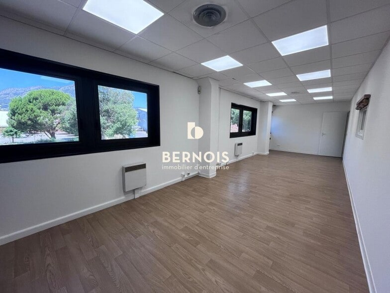 Office in La Garde for lease - Interior Photo - Image 3 of 11