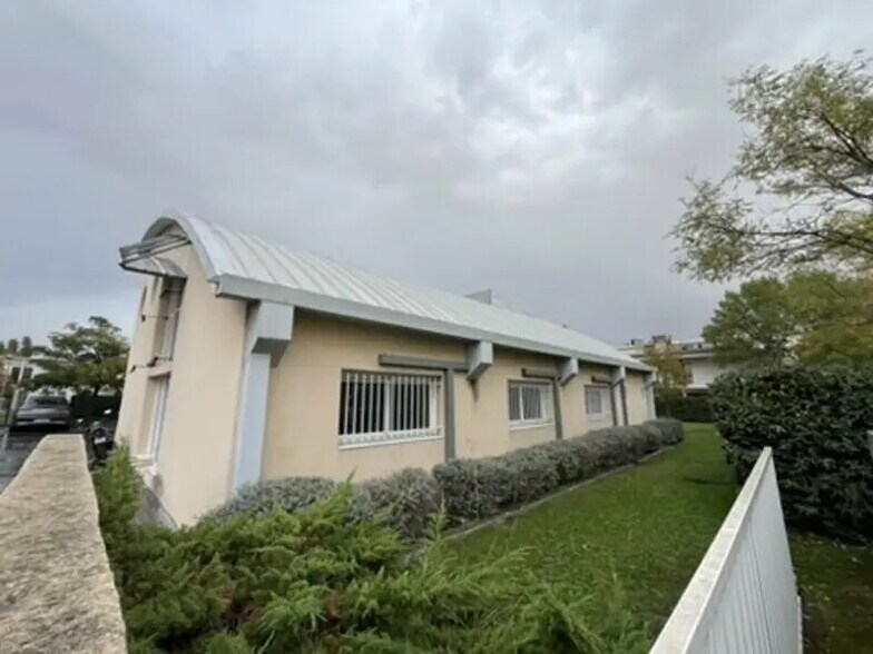 Office in LES MILLES for lease - Building Photo - Image 3 of 4